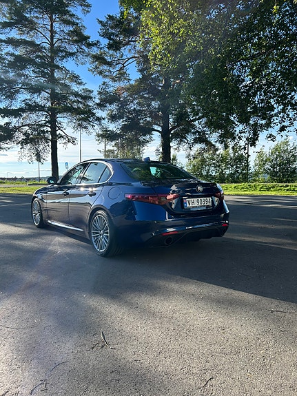 Alfa Romeo Giulia 8 of 26