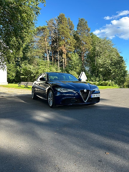 Alfa Romeo Giulia 2 of 5