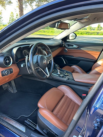Alfa Romeo Giulia 16 of 26