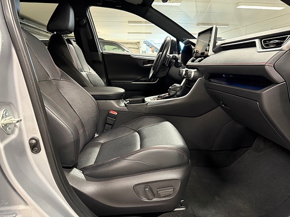 Toyota RAV4 Plug-in Hybrid 12 of 30