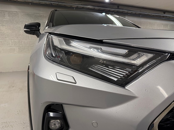Toyota RAV4 Plug-in Hybrid 10 of 30