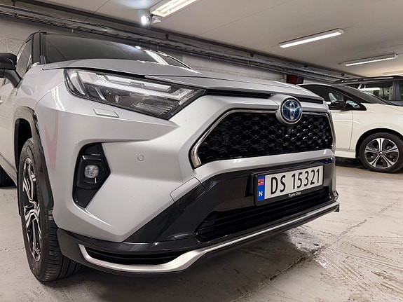 Toyota RAV4 Plug-in Hybrid 11 of 30