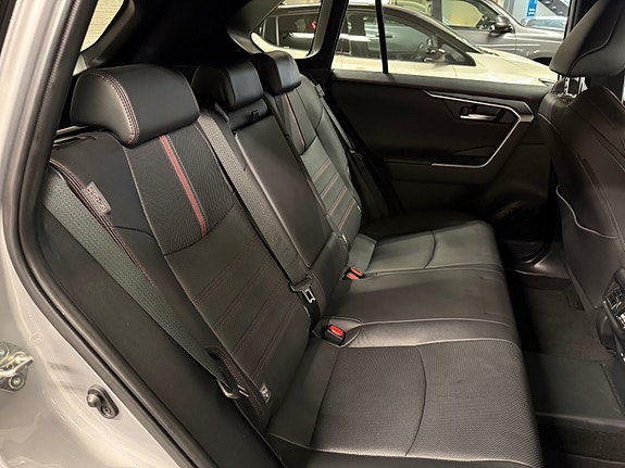 Toyota RAV4 Plug-in Hybrid 16 of 30
