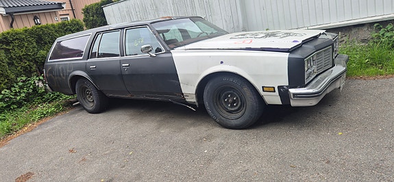 Oldsmobile Custom Cruiser 2 of 4