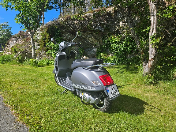 Vespa GTS 300 2 of 5