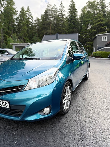 Toyota Yaris 2 of 5