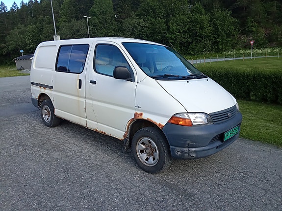 Toyota HiAce 3 of 10