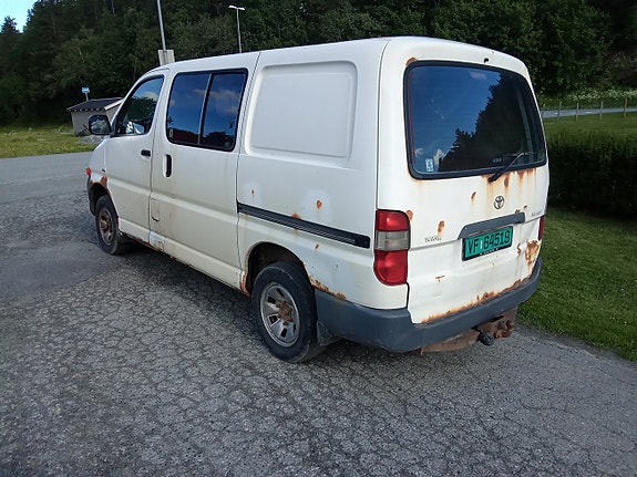 Toyota HiAce 7 of 10