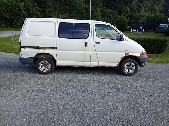 Toyota HiAce 4 of 10