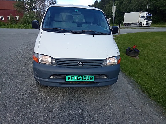 Toyota HiAce 2 of 10