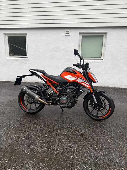 KTM 125 Duke 2 of 4