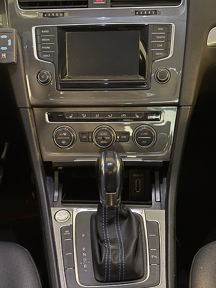 Volkswagen e-Golf VII 13 of 23