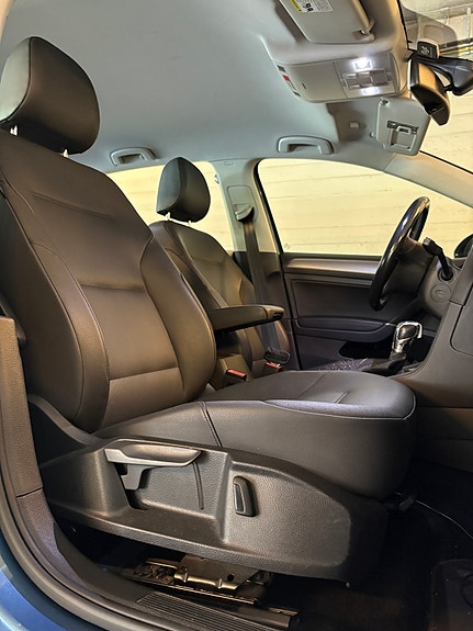 Volkswagen e-Golf VII 19 of 23