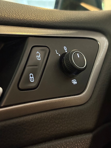 Volkswagen e-Golf VII 17 of 23