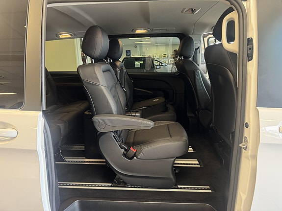 Mercedes-Benz EQV300 28 of 30