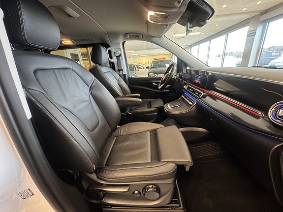 Mercedes-Benz EQV300 3 of 30
