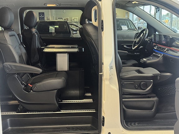 Mercedes-Benz EQV300 4 of 30