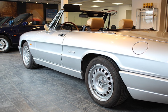Alfa Romeo Spider 2 of 5