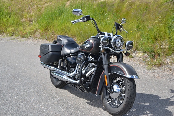 Harley-Davidson FLHCS Heritage Classic 114 2 of 5