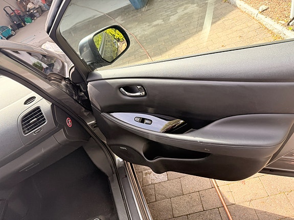 Nissan Leaf 4 of 28
