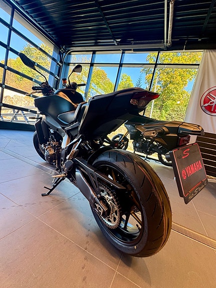 Yamaha MT-09 Tech Black 3 of 5