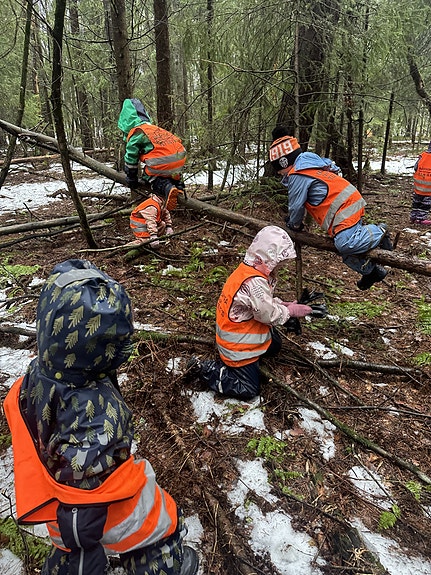 Fire- og femåringene våre deltar i utegruppe to dager i uken