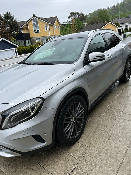 Mercedes-Benz GLA220 2 of 25