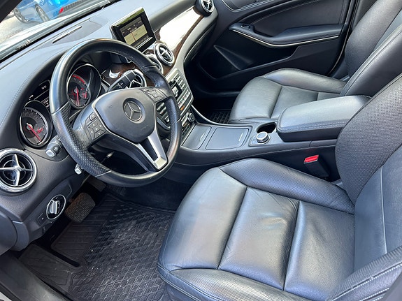 Mercedes-Benz GLA220 8 of 25