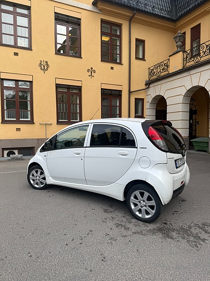 Peugeot iOn 4 of 5