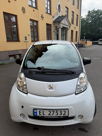 Peugeot iOn 2 of 5