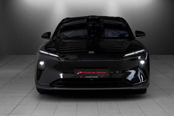 NIO ET5 3 of 5