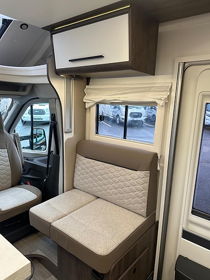 Benimar Tessoro 497 Del-skinn / 180 HK / 8 - trinn automat 26 of 30
