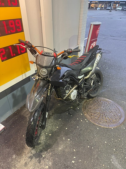 Yamaha WR 125 X 2 of 5