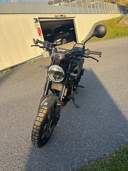 Husqvarna Svartpilen 125 3 of 11
