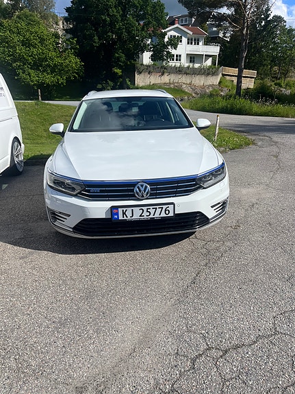 Volkswagen Passat 2 of 5