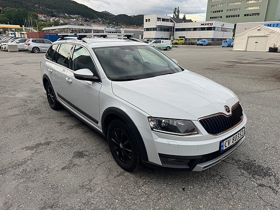 Skoda Octavia Scout 2 of 5