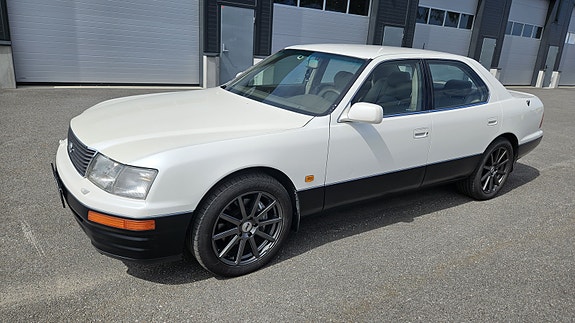 Lexus LS400 3 of 5