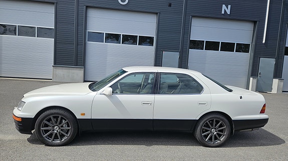 Lexus LS400 2 of 5