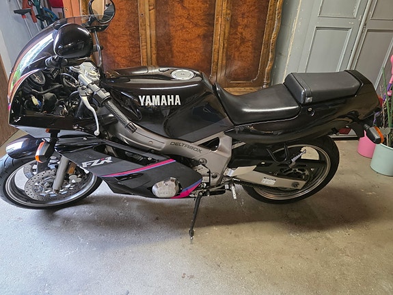 Yamaha FZR600 2 of 5