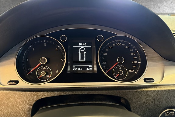 Volkswagen Passat 12 of 15