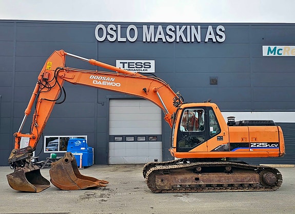 Doosan Solar 225LC-V, 2006 modell, 7565 timer, 2 Skuffer, Sentralsmøring. 3 of 5