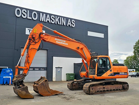 Doosan Solar 225LC-V, 2006 modell, 7565 timer, 2 Skuffer, Sentralsmøring. 2 of 5