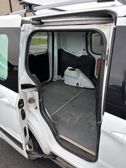 Ford Transit Courier 3 of 5