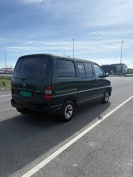 Toyota HiAce 4 of 30