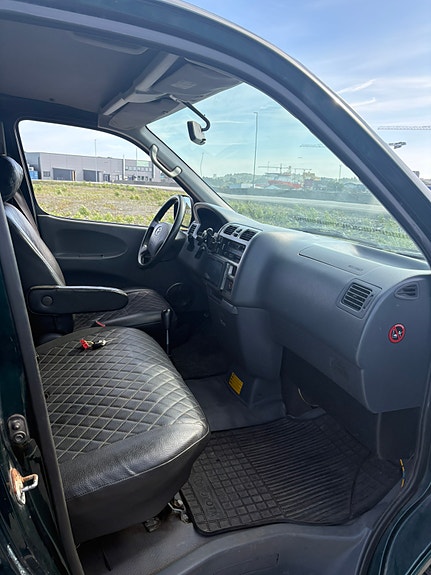 Toyota HiAce 7 of 30