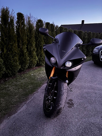 Yamaha YZF-R1 3 of 8