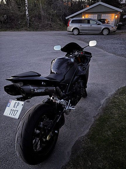 Yamaha YZF-R1 4 of 8