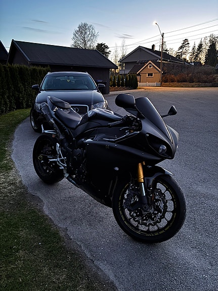 Yamaha YZF-R1 2 of 8