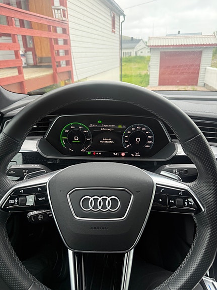 Audi e-tron S 4 of 5
