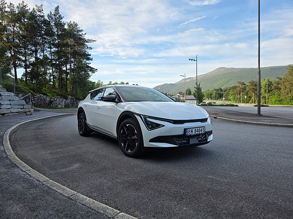 Kia EV6 3 of 5